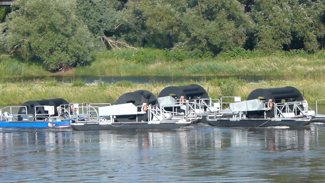 Fluss-Strom auf der Elbe – Federführend bei Montage und Betriebsüberwachung der Anlage ist das Stahlbauunternehmen SIBAU-Genthin und die D-I-E Elektro AG