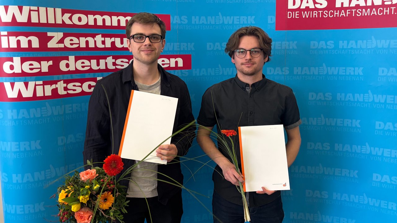 Nach 3,5 Jahren Ausbildung in der Informationselektronik erhalten unsere Auszubildenden ihre Gesellenbriefe 