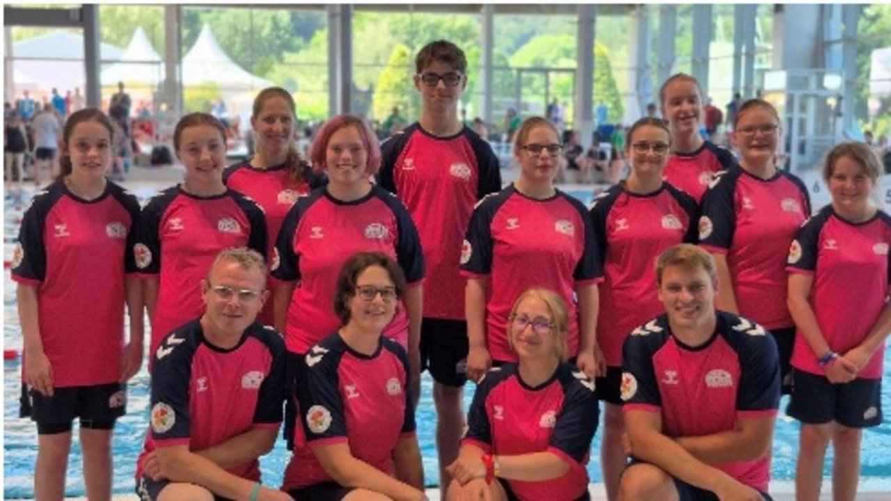 Im Bild ist das Weimarer Schwimmteam von Special Olympics Deutschland zu sehen.