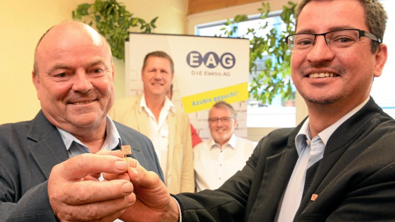 D-I-E Elektro AG: Ehrennadel des Fachverbandes Elektro für Ausbildungsleiter Dieter Müller
